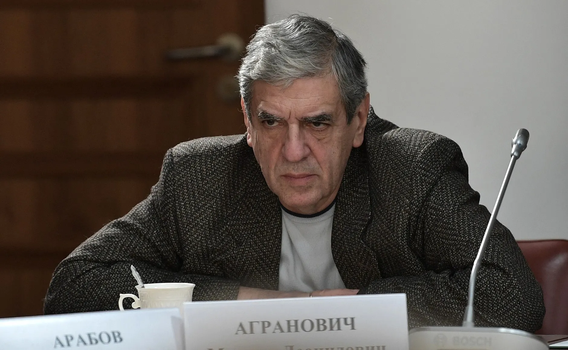 Операторский факультет ВГИК объявил набор в специальную группу мастерской режиссёра Михаила Аграновича: бесплатное обучение с 2027 года обещано тем, кто подпишет годичный контракт с Минобороны для службы в войсках беспилотных систем. Студентам гарантируют место в общежитии, статус ветерана боевых действий и льготы, при этом службу приравняют к срочной.