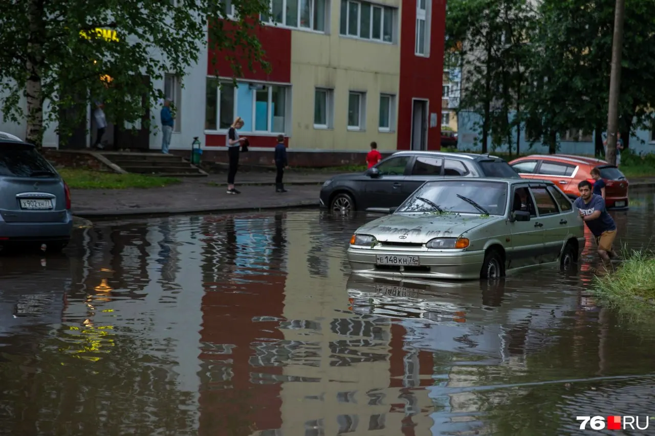 В Новокузнецке сильные дожди вызвали подтопления: коммунальные службы откачивают воду и очищают ливневую канализацию, жители публикуют видео с уносящимися автомобилями и залитыми огородами.