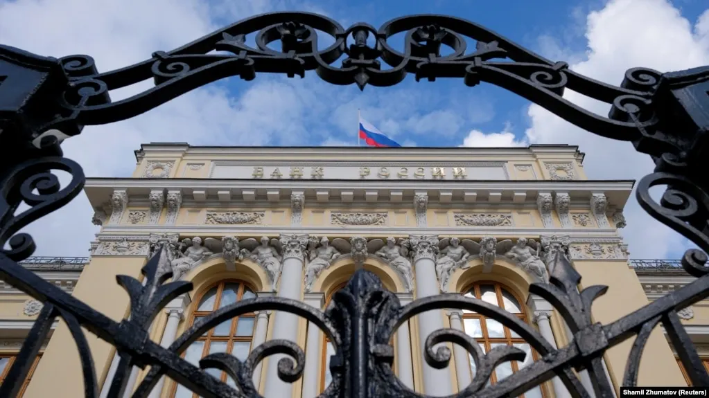 Центробанк пересмотрел среднесрочный прогноз: ВВП на 2026 год теперь оценивается в 0–1% вместо прежних 0,5–1,5%, а инфляция ожидается на уровне 6–7%. Регулятор также дал собственную оценку бюджета и указал на возможный дефицит около 3,6% ВВП (≈8,2 трлн руб).