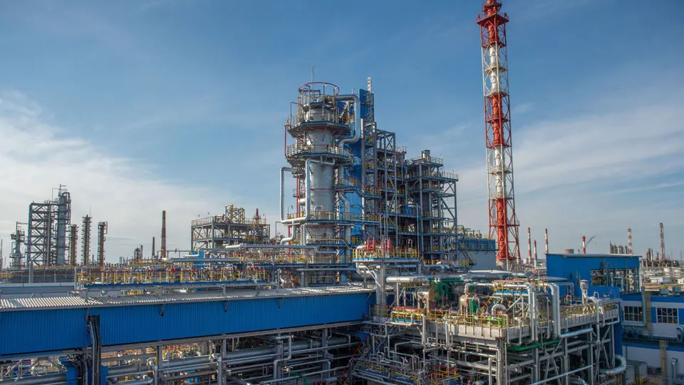 Нефтеперерабатывающий завод в Салавате прекратил приём сырья с 14 июля: в результате ударов беспилотников были выведены из работы основные установки, восстановление может занять от нескольких недель до месяцев. Это уже пятая крупная остановка НПЗ в июле, что усиливает дефицит нефтепродуктов в стране.