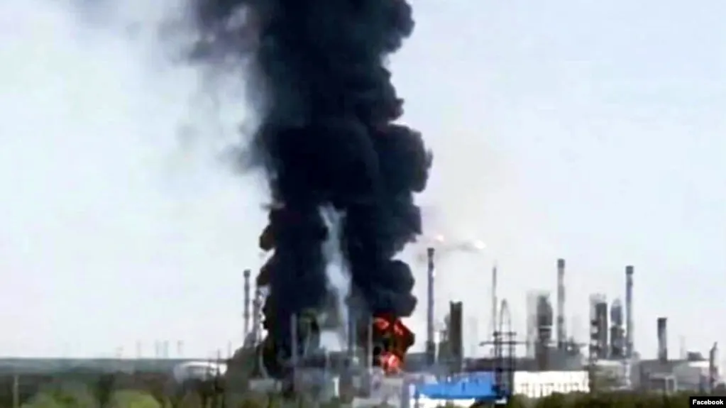 25 июля Тюменский нефтеперерабатывающий завод остановил переработку сырья после атаки, в результате которой загорелись установки гидроочистки дизтоплива и производства высокооктанового бензина. Последствия для объёмов производства и сроков восстановления пока не уточнены.