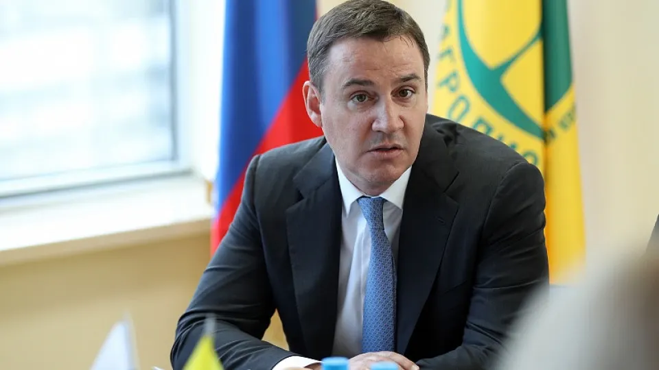 Заместитель председателя правительства Дмитрий Патрушев фактически установил контроль над государственным оператором РЭО, отвечающим за мусорную реформу. В наблюдательный совет может войти первый замминистра природных ресурсов Джамбулат Хатуов, а основным претендентом на пост главы оператора называют гендиректора «Росагролизинга» Павла Косова. Перестановки происходят на фоне уголовных дел против прежнего менеджмента.