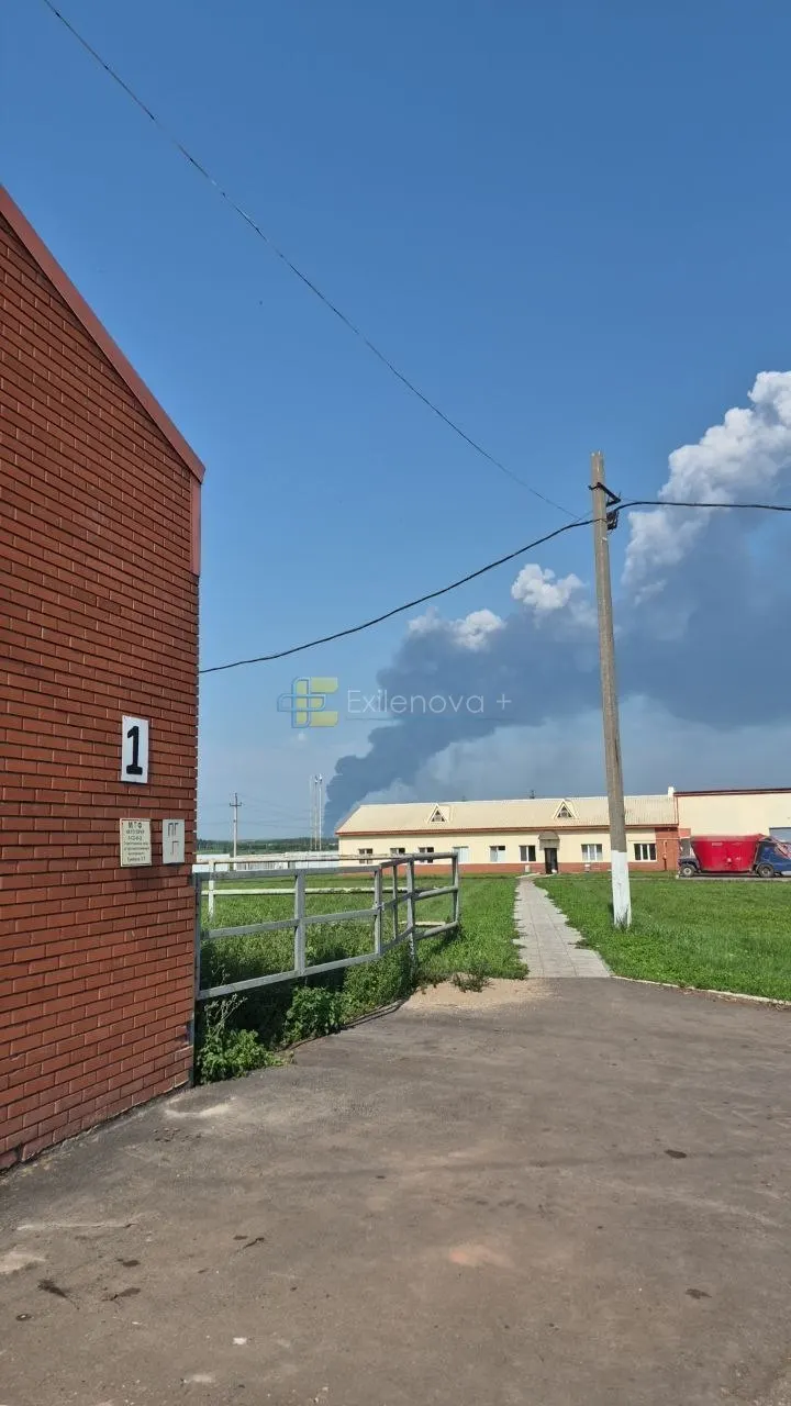 В ходе ночных ударов беспилотников в нескольких регионах зарегистрированы пожары и разрушения: в Воронежской области от падения БПЛА погиб трёхлетний мальчик, есть пострадавшие и повреждения складов маркетплейсов; аналогичные инциденты зафиксированы в Казани, Ульяновской области, Башкортостане, Белгородской области и в Крыму.