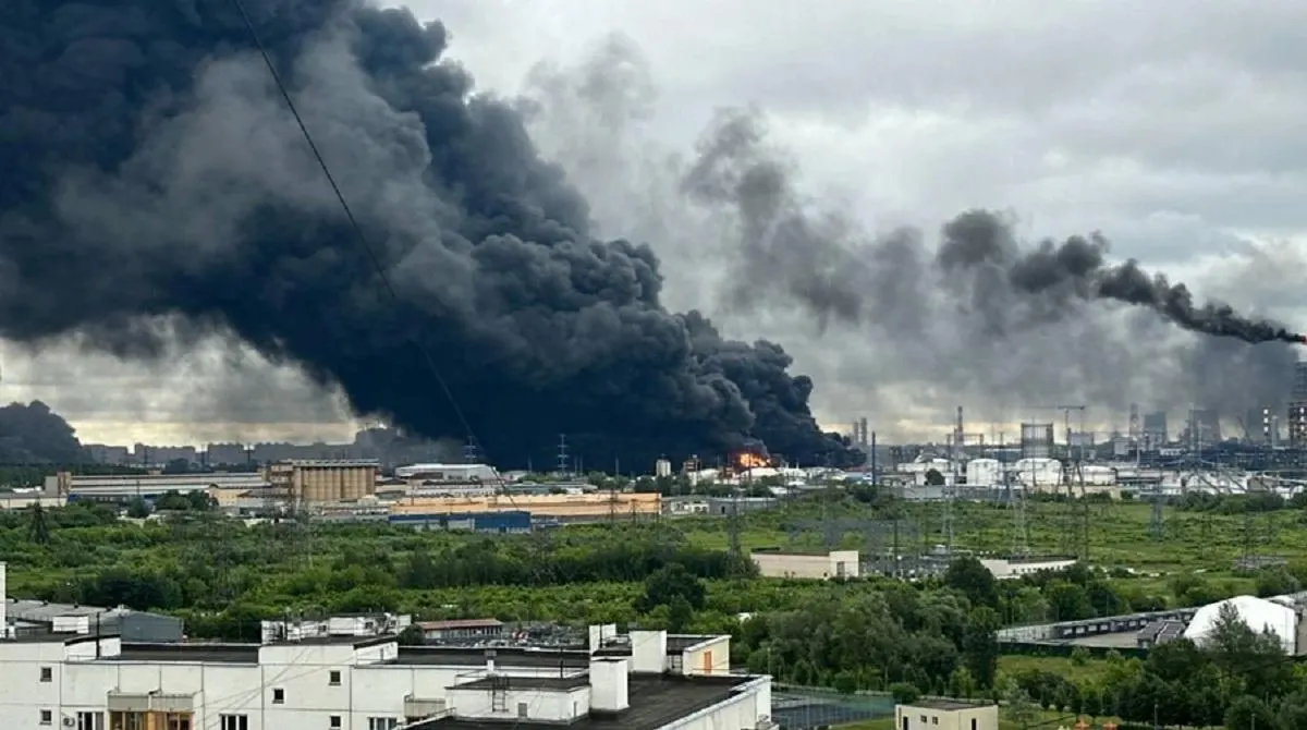 По данным Генштаба ВСУ, атаки беспилотников серьёзно повредили НПЗ и резервуары, что привело к масштабному дефициту топлива и вынудило Россию увеличивать импорт горючего.
