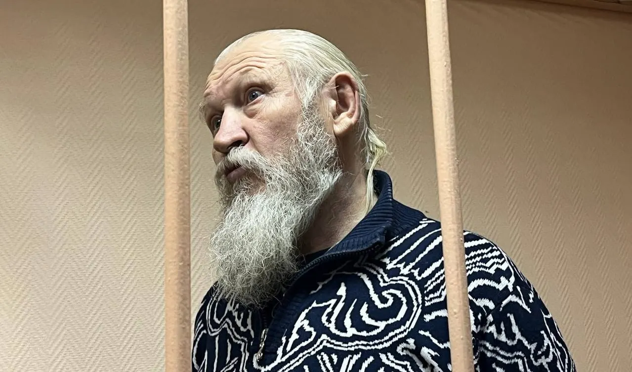 В обновлённый перечень Росфинмониторинга внесён Михаил Александрович Глущенко — бывший депутат Госдумы от ЛДПР, признанный соучастником в организации убийства Галины Старовойтовой. В 2015 году ему дали 17 лет колонии строгого режима.