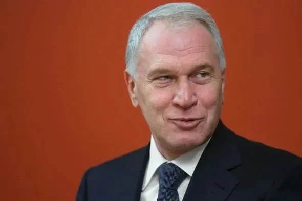 По указу президента Юрий Ковальчук удостоен ордена «За заслуги перед Отечеством» III степени «за большой вклад в реализацию социально значимых проектов, сохранение культурно-исторических ценностей и активную благотворительную деятельность». Ранее он уже получал орден IV степени в 2021 году; Forbes оценивает его состояние в $2 млрд.