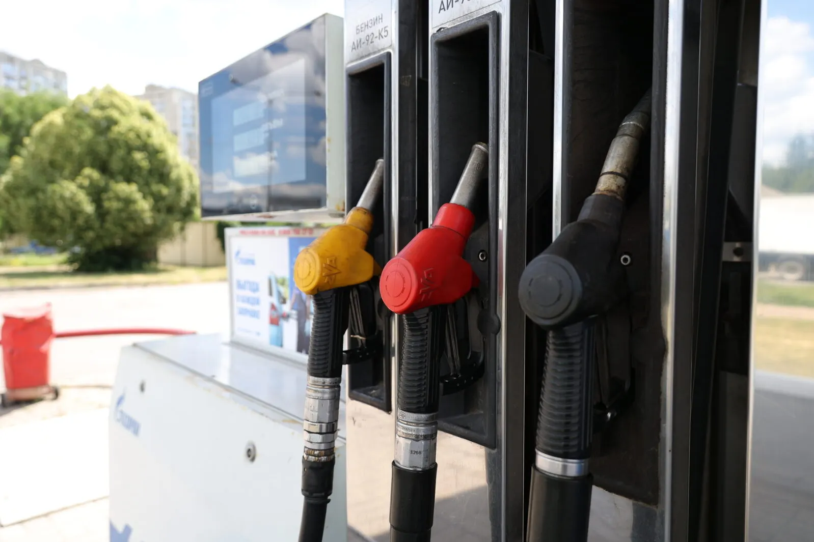 Власти сформировали приоритеты распределения нефтепродуктов: в первую очередь обеспечат госзаказ, муниципальные нужды и оборонные предприятия; независимые автозаправки и обычные водители остаются в конце очереди. Новые правила вводятся на фоне дефицита, обострившегося после ударов по НПЗ весной и летом 2026 года.