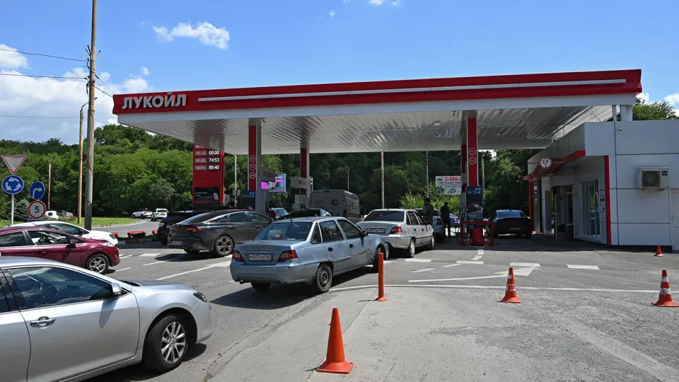 Цена на поставляемый в Россию АИ‑92 выросла почти вдвое с мая; дефицит топлива охватил десятки регионов, власти наращивают импорт, но логистика и санкции мешают оперативным поставкам.