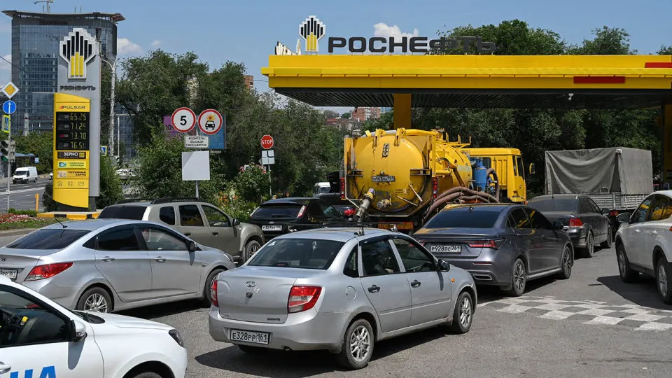 Из‑за ударов по НПЗ производство дизеля в России резко сократилось, власти подготовили законодательную базу для его ввоза — с механизмом импортного демпфера и выплатами импортёрам для компенсации разницы в цене.