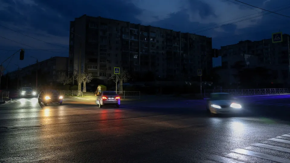 В ряде регионов, включая Крым и Севастополь, из‑за дефицита топлива и роста цен урезают пригородные и городские автобусные рейсы. В нескольких областях также повысили стоимость проезда — власти связывают проблему с резким падением переработки нефти и снижением производства бензина.