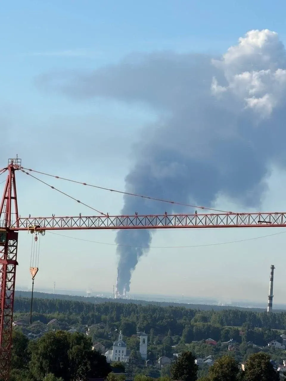Ночью 2 июля беспилотники нанесли удар по кстовскому НПЗ в Нижегородской области, который поставлял основную часть бензина в Чувашию. Один человек погиб, ещё четверо ранены. Ситуация может привести к ухудшению наличия топлива и росту цен в Поволжье.