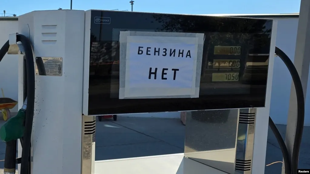 По официальным данным, за период с 23 по 29 июня 2026 года в Севастополе зафиксирован рекордный недельный рост цен на бензин — на 30%. По стране бензин в среднем подорожал на 1,6%, дизель — на 2,23%.