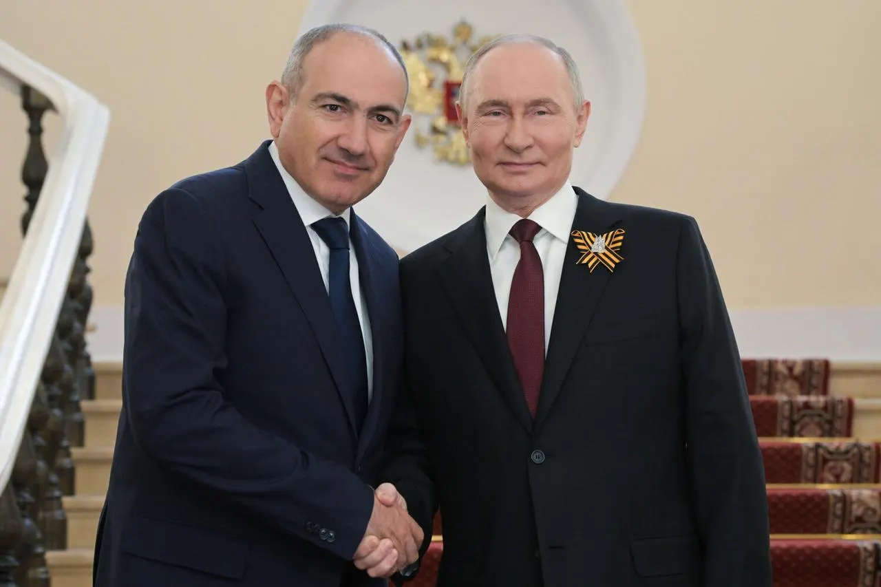 Премьер-министр Армении Никол Пашинян в телефонном разговоре с президентом России потребовал урегулировать вводимые Россельхознадзором запреты на ряд армянских продуктов и товаров, которые, по его словам, противоречат двусторонним соглашениям и нормам ЕАЭС.