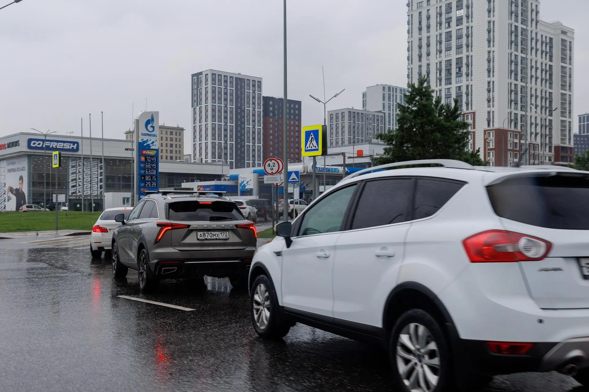 Правительство ввело запрет на вывоз дизтоплива. Эксперт Фролов оценил решение как логичное, но вынужденное и временное. Разберём, какие цели преследует эта мера и какие ограничения у неё есть в борьбе с возможным дефицитом горючего.
