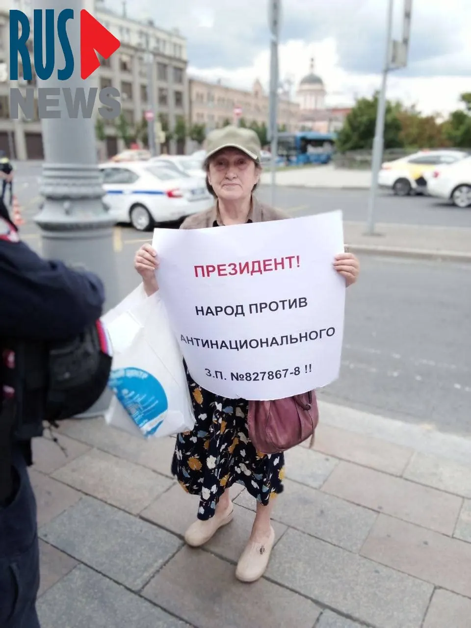 На Старой площади полицейские задержали Наталью Шамину, которая вышла с плакатом против законопроекта о передаче регионам права выводить памятники из-под госохраны. Градозащитники предупреждают о риске массовых сносов в интересах застройщиков.