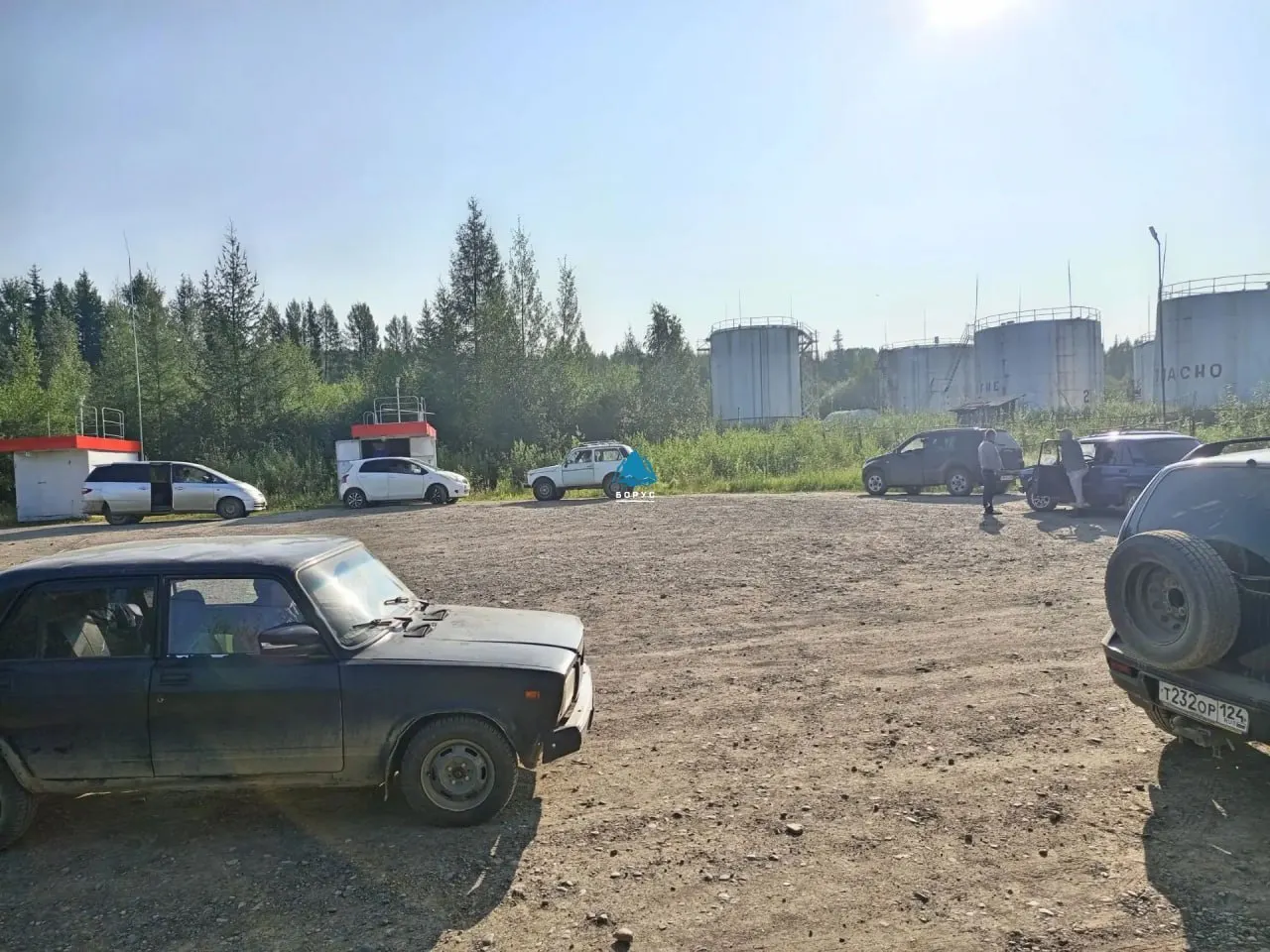 Во многих регионах сохраняются перебои с поставками топлива: в Байките АЗС будут работать только три раза в неделю и ограничивают объём А‑92 до 15 литров на машину, в Тюменской области автомобилисты стоят в многочасовых очередях. Одновременно ряд губернаторов сообщает о стабилизации ситуации, а правительство продлило запрет на экспорт топлива до января 2027 года.