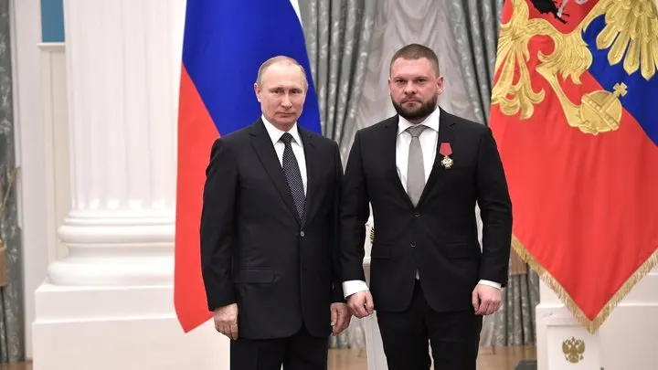 В официальной декларации кандидатов «ЕР» зафиксированы владения акциями Apple, Intel и других зарубежных компаний у одного из лидеров списка. В декларациях также обнаружены иностранные активы у кандидатов в Курской и Саратовской группах.
