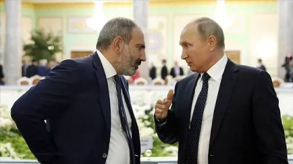 Премьер-министр Армении Никол Пашинян в телефонном разговоре с Владимиром Путиным обратился с просьбой решить проблему ограничений на ввоз армянской продукции в Россию и призвал принять меры; также обсуждалась возможность проведения всенародного референдума о векторе внешней политики страны.