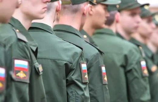 Правительство поддержало законопроект, позволяющий направлять призывников на службу в пожарные подразделения МЧС. Срочники будут участвовать в тушении пожаров и аварийно-спасательных работах в населённых пунктах.