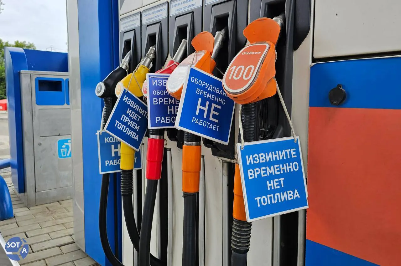 Медианная цена бензина в начале июля поднялась на 20–32% в годовом выражении; водители переходят на более дешёвые марки, но аналитики предупреждают о структурном дефиците и отсутствии быстрого удешевления топлива.