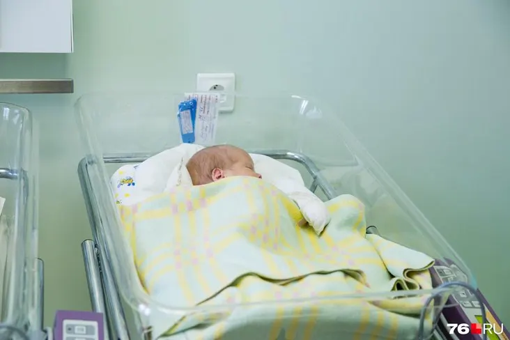 Жительница Таштагольского района рассказала, что её новорождённого ребёнка забрали через несколько секунд после родов и скорой отправили в Новокузнецк. По словам женщин, они не видят малышей неделями — причину связывают с дефицитом роддомов на юге Кузбасса.