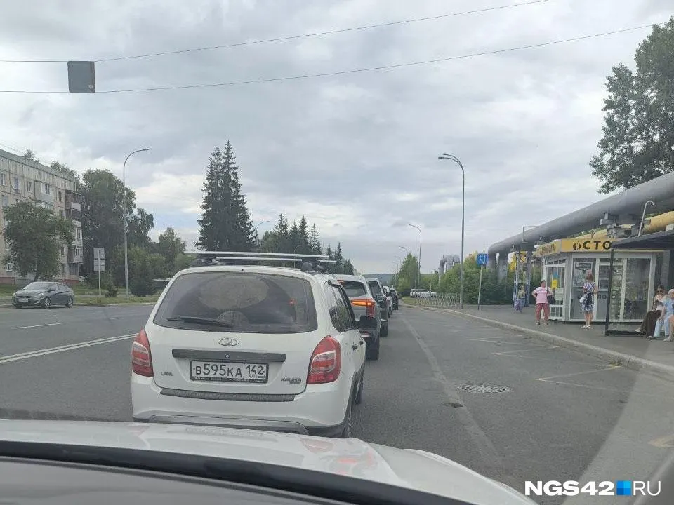 В Кемеровской области жители публикуют кадры с заправок, где сотни автомобилей стоят в очередях. Это вызывает задержки, пробки и неудобства для автовладельцев.