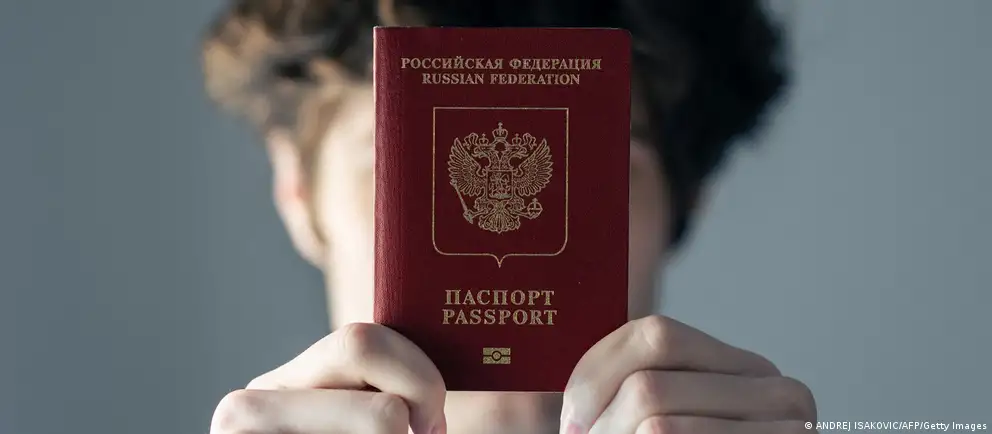 Евросоюз пересмотрел первоначальный план полного визового запрета для россиян, связанных с армией: теперь ограничение предлагается ввести только для участников боевых действий и только для краткосрочных виз, с рядом гуманитарных и иных исключений.