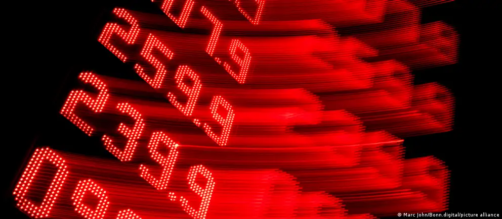Из‑за регулярных налётов беспилотников на крупные нефтеперерабатывающие заводы власти РФ ввели эмбарго на вывоз всех видов топлива, в том числе дизеля. Ограничения, по оценкам экспертов и отраслевых источников, уже привели к росту цен и рискам дефицита за пределами России.