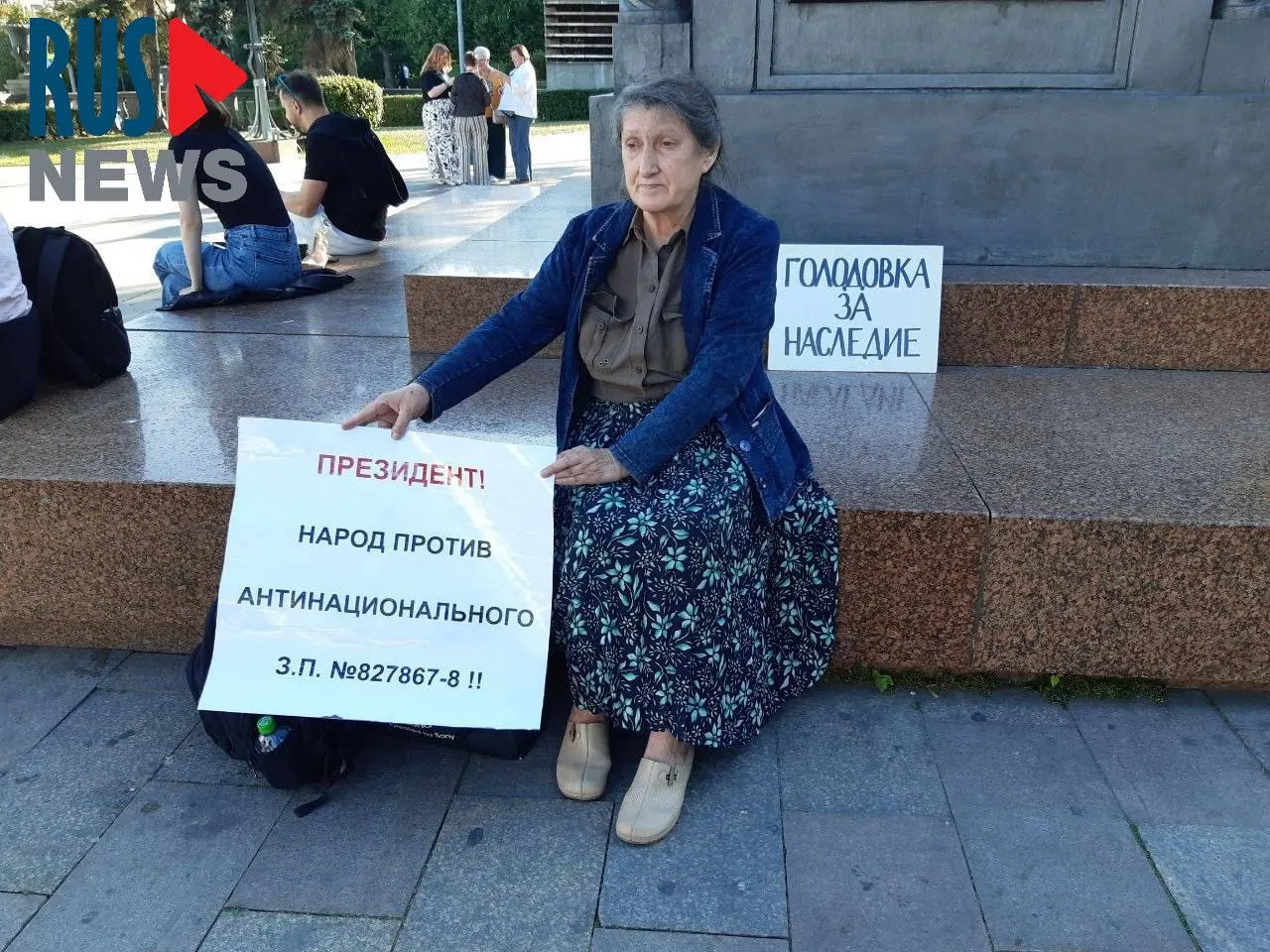 Председатель новосибирского отделения ВООПИК Наталья Шамина устроила голодовку у памятника Кириллу и Мефодию в Москве с табличкой «Голодовка за наследие». Через час её задержала полиция и доставила в отделение. Акция связана с протестом против законопроекта о передаче регионам полномочий по исключению объектов культурного наследия из реестра.