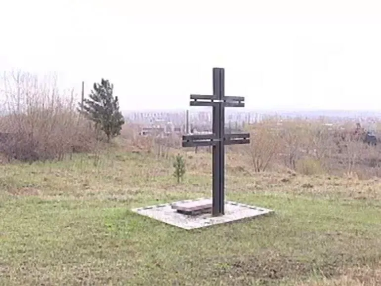 Мэрия Новокузнецка отменила собственное решение о демонтаже мемориала венгерским военнопленным: демонтаж, намеченный на 1 июля, не состоялся, а памятник остаётся на месте. В администрации подтвердили отмену решения.