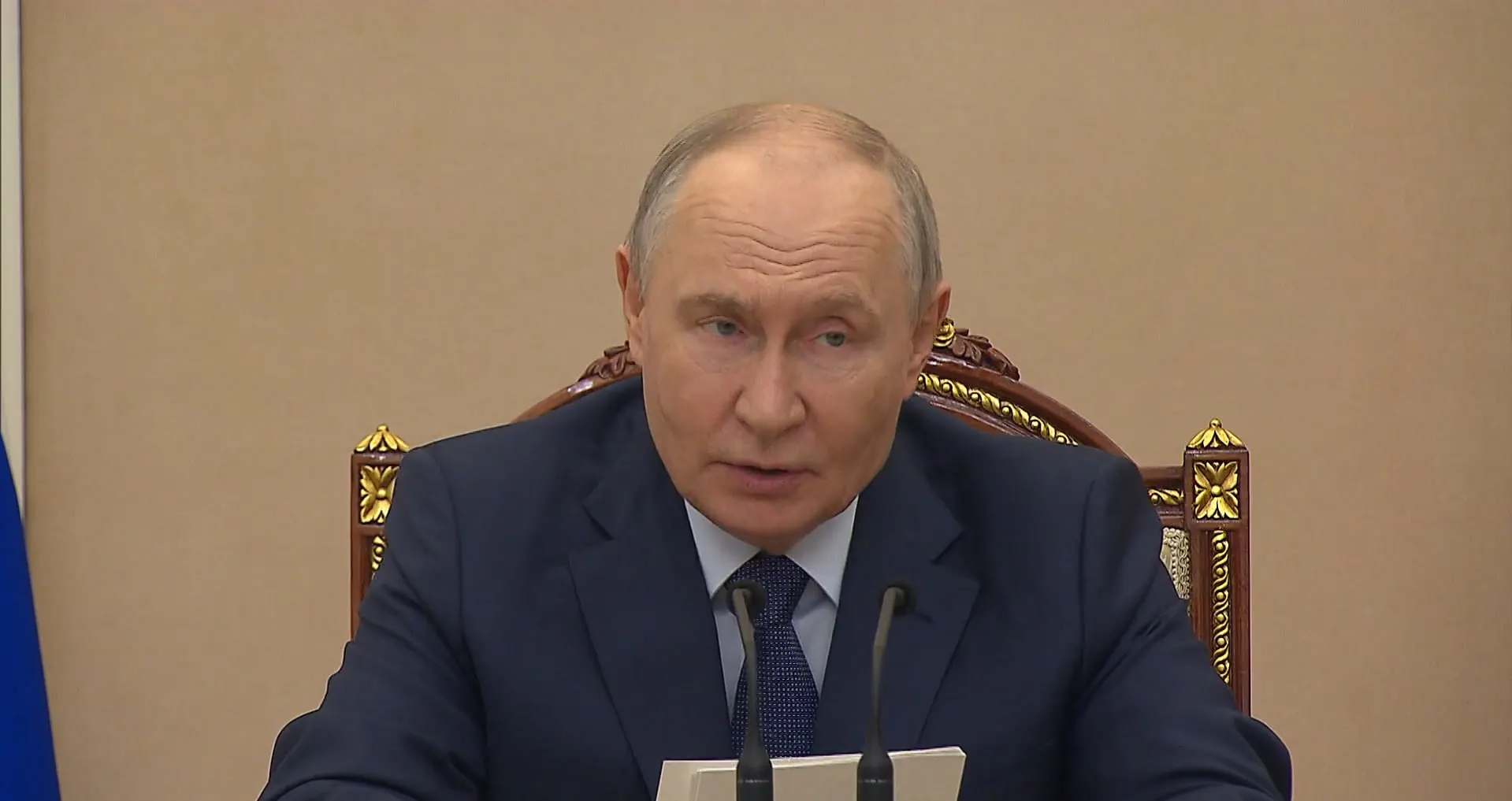 На совещании по экономическим вопросам президент отметил временный характер сложностей на топливном рынке и подтвердил устойчивость экономики; обсуждены рост ВВП, исполнение бюджета и меры поддержки регионов.