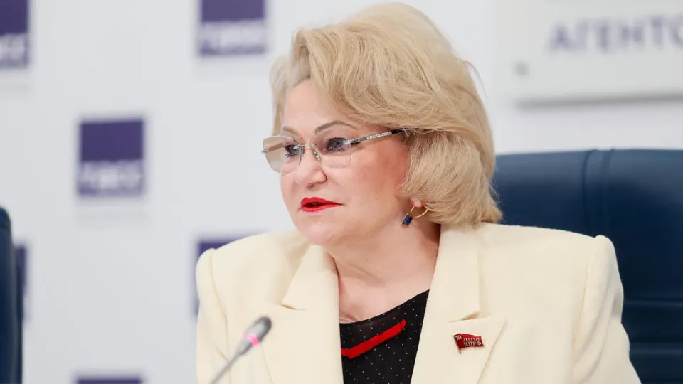 Глава думского комитета по защите семьи предупредила, что повреждения нефтеперерабатывающих заводов приводят к дефициту топлива, который уже сказывается на поставках и может усложнить уборочную кампанию.