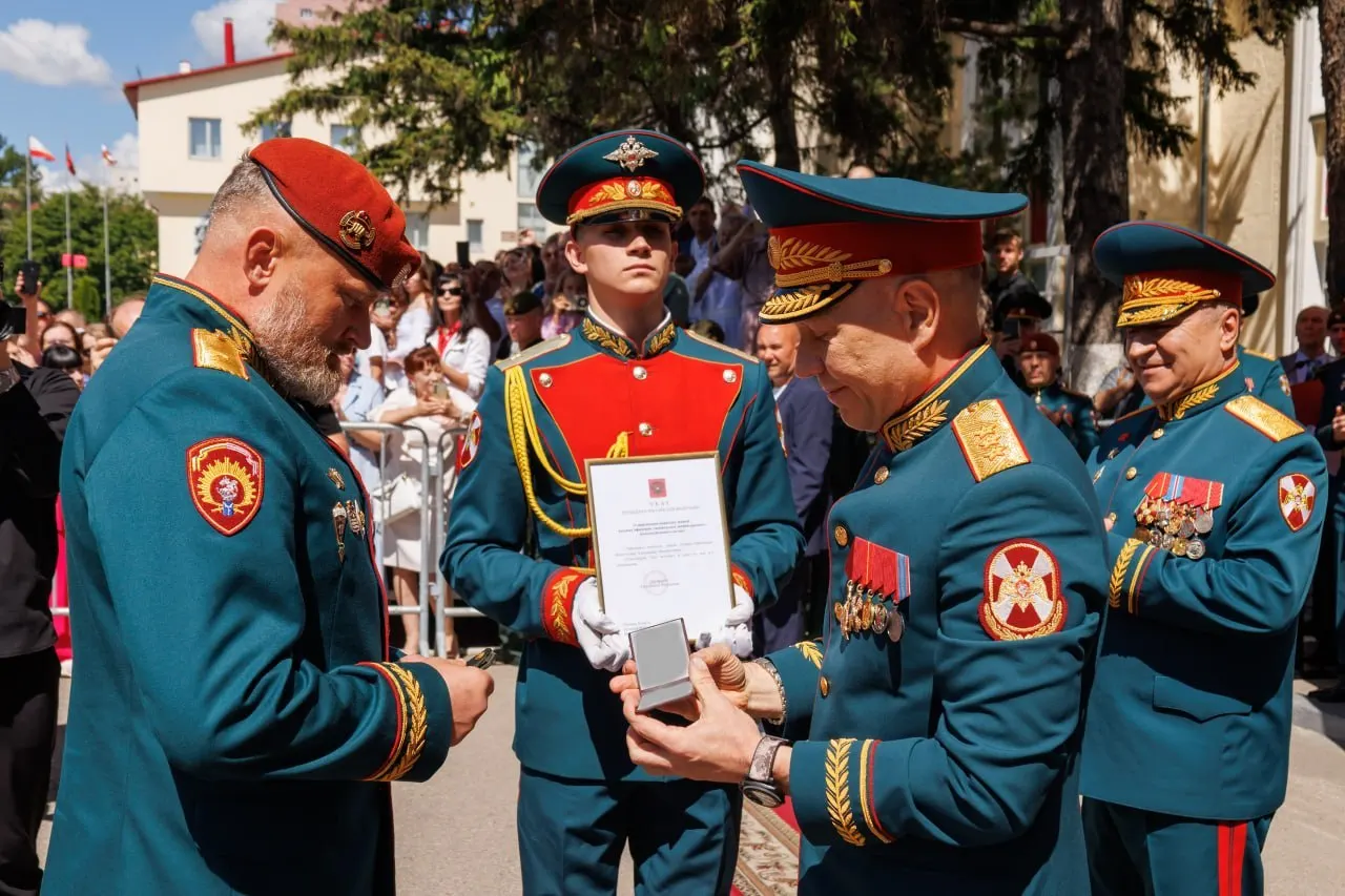 Начальнику Саратовского военного ордена Жукова Краснознаменного института войск национальной гвардии Александру Белоглазову присвоено воинское звание генерал-лейтенанта; погоны вручил заместитель директора Росгвардии генерал-полковник Анатолий Маликов.