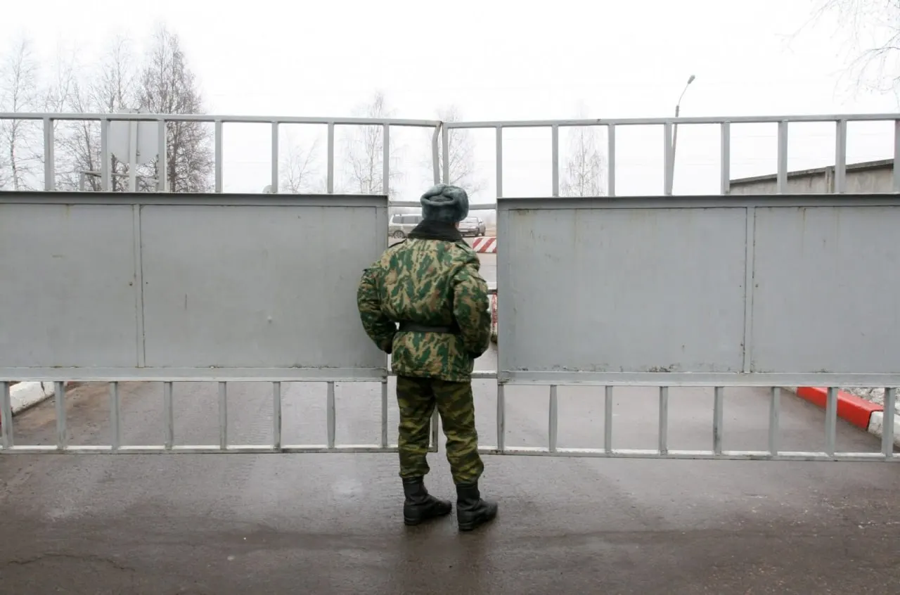 Депутат Госдумы от Томска Владимир Самокиш после встречи с семьями военнослужащих заявил, что Минобороны всё чаще признаёт пропавших солдат «самовольно покинувшими часть» (СОЧ). Такой статус лишает семьи положенных выплат и клеймит бойцов. По имеющимся данным, этому статусу подверглись десятки тысяч военнослужащих.