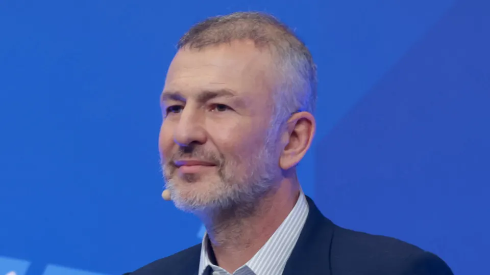 Миллиардер Андрей Мельниченко избежал изъятия энергетической компании СИБЭКО после перечисления 32 млрд рублей в пользу образовательного центра «Сириус». Генпрокуратура отозвала иск и стороны заключили мировое соглашение.