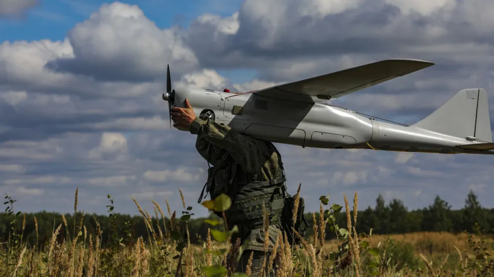 Совместное расследование нескольких изданий выявило многолетнее скрытое военно-техническое сотрудничество между Китаем и Россией: обмен технологиями, обучение персонала и совместные разработки, которые уже используются в боях в Украине и в проектах по нейтрализации спутниковых сетей.