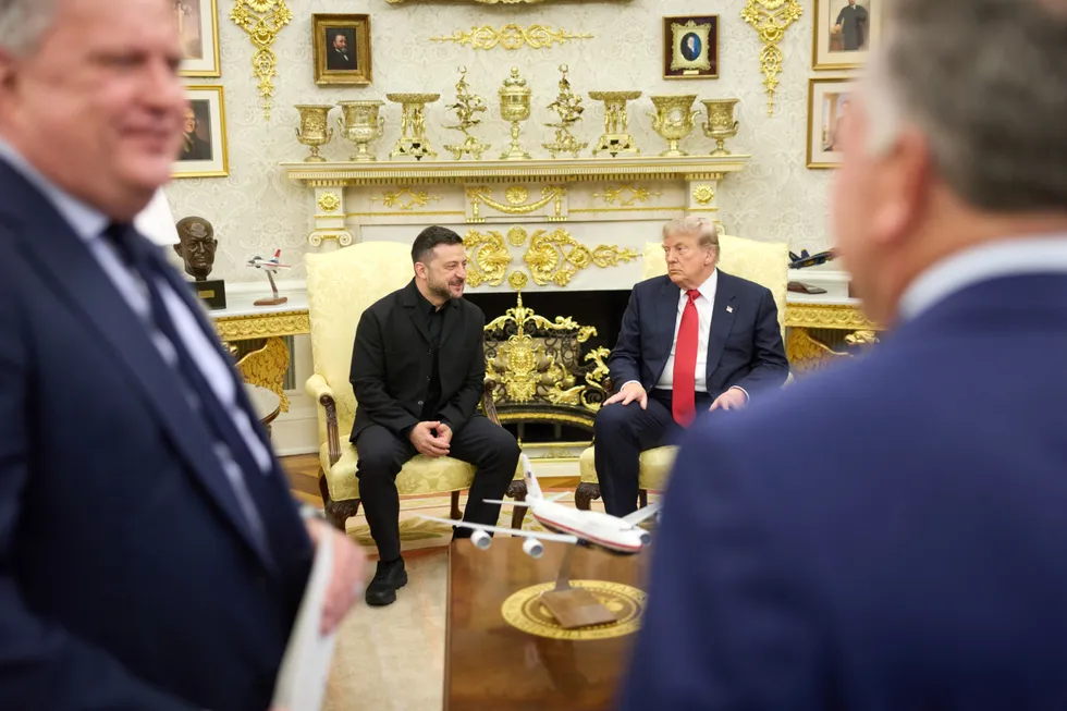 Президент Украины встретился в Белом доме с дональдом Трампом. Переговоры длились чуть больше часа: обсуждали просьбу Киева о 300 ракетах для комплексов Patriot, вопрос лицензии на их производство и дальнейшую дипломатическую поддержку. Сенат США тем временем поддержал процедуру по законопроекту о пошлинах на российские энергоносители.