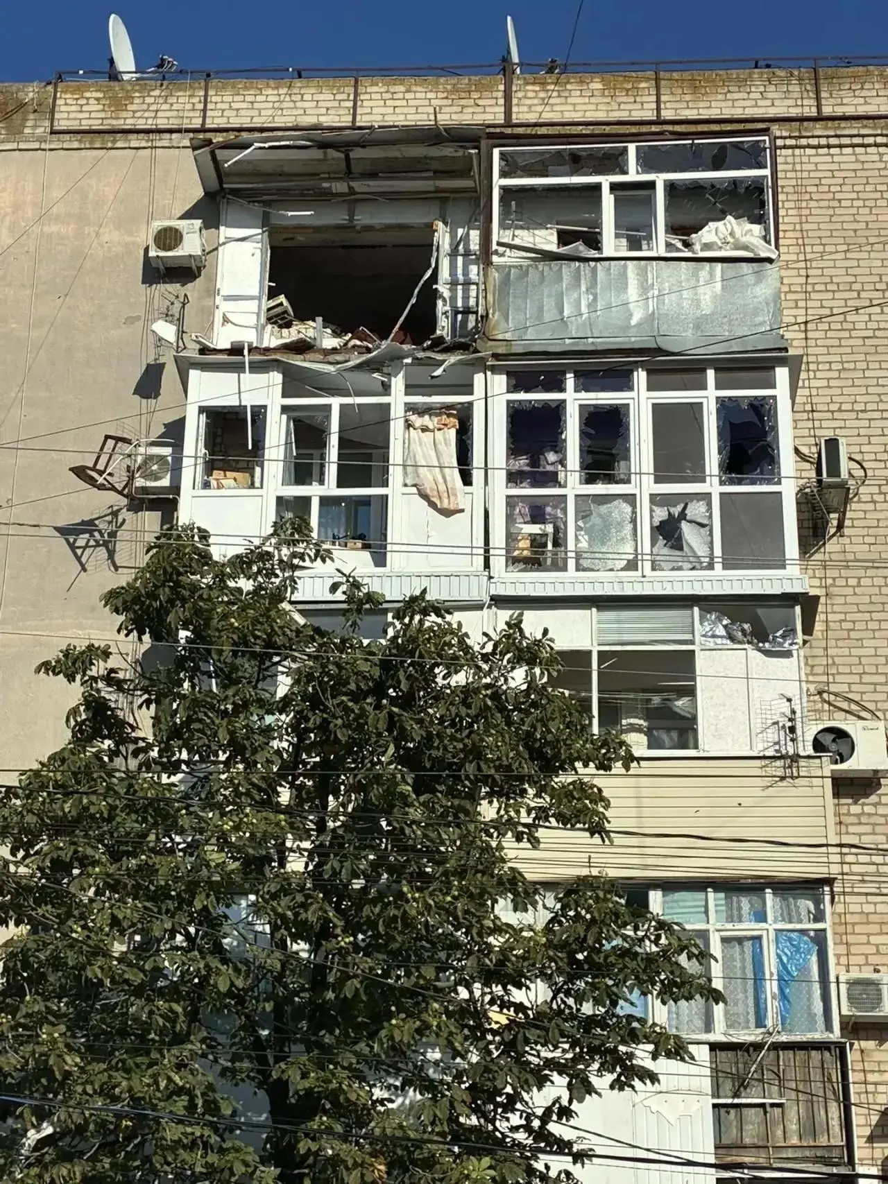 По сообщениям, за последние сутки при ударах ВСУ в разных регионах России более 100 человек были убиты и ранены. Власти характеризуют инциденты как «спланированный теракт», отмечая, что использованные беспилотники имели поражающую начинку.