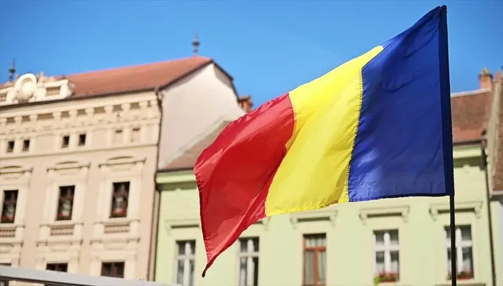 МИД Румынии объявил одного из сотрудников посольства России персоной нон грата и потребовал его выезда. Поводом стали инциденты 24–26 июля, когда вооружённые силы страны сбили три беспилотника, незаконно пересекших границу; дипломату предъявили фрагменты одного из дронов. Также отозван для консультаций румынский посол в Москве.