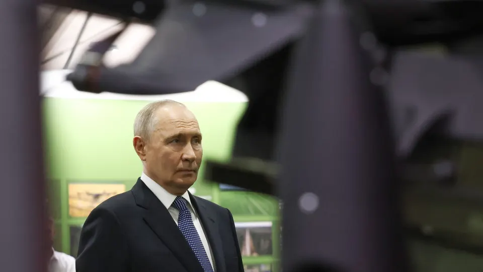 На форуме «Все для победы» президент заявил, что Общероссийский народный фронт объединил более 20 млн человек, которые добровольно направили около 70 млрд рублей на нужды СВО. Заявления прозвучали на фоне рекордного роста расходной части бюджета на военные нужды и сообщений о планах дальнейшего увеличения военных трат.