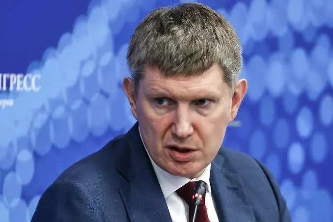 Минэкономразвития утвердило новые правила: с 1 сентября 2026 года гостиницы с более чем 50 номерами обязаны заселять постояльцев при отсутствии документов, подтверждая личность через национальный мессенджер «Макс». Отелям окажет поддержку компания VK.