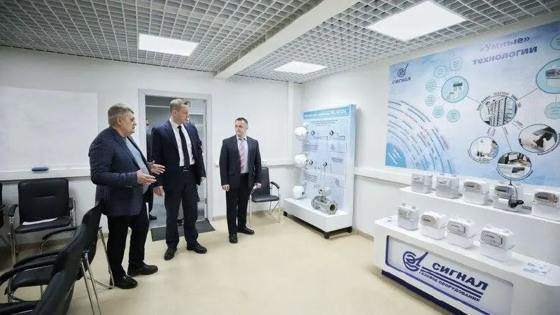Совет Европейского союза внес энгельсское предприятие «Сигнал» в список организаций, подпадающих под ограничения 21-го пакета санкций ЕС. В постановлении говорится о производстве комплектующих для вооружения и об участии в создании системы наведения «Отблеск-У» для ракет Х-101.