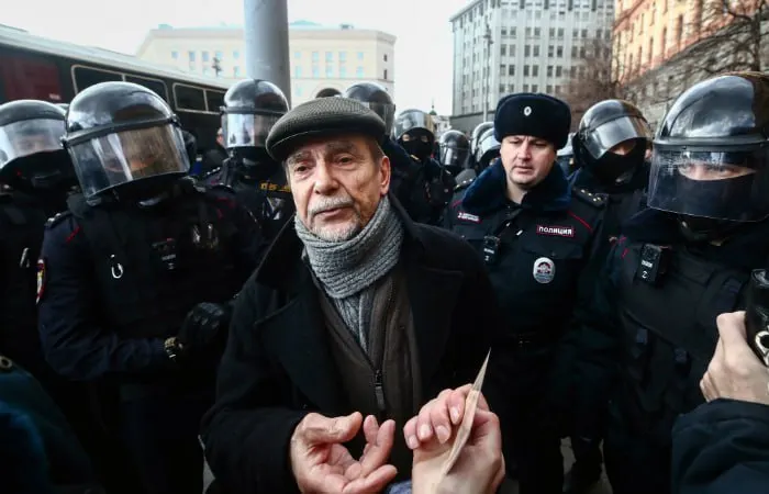 В Хорошевском суде Москвы началось заочное рассмотрение дела против 84‑летнего Льва Пономарева. Прокуратура просит 6,5 года колонии и запрет администрирования сайтов на 10 лет.