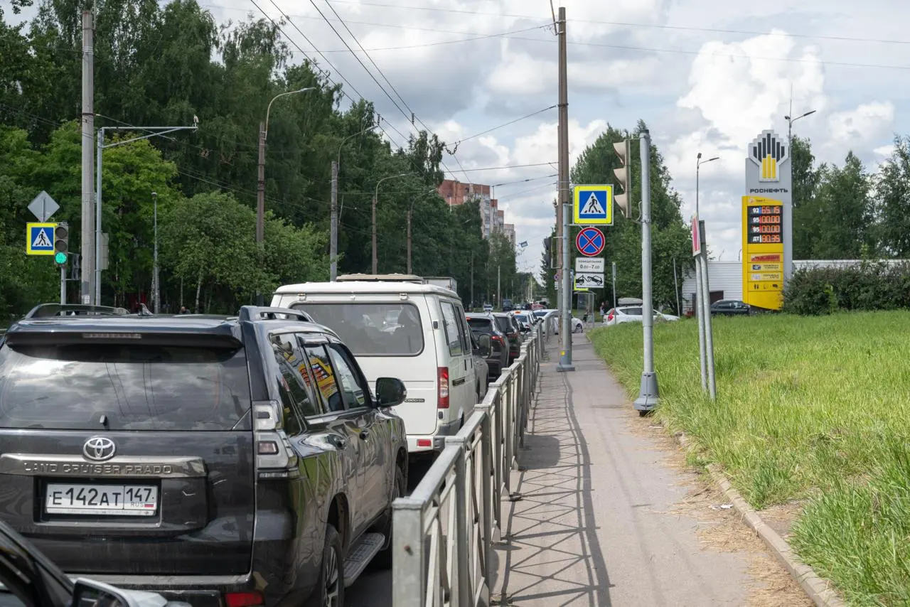 Несмотря на временное снижение экологического стандарта бензина в России до «Евро‑3», петербургские заправки сообщают, что пока получают топливо «Евро‑5» и предлагают клиентам проверять сопроводительные документы.