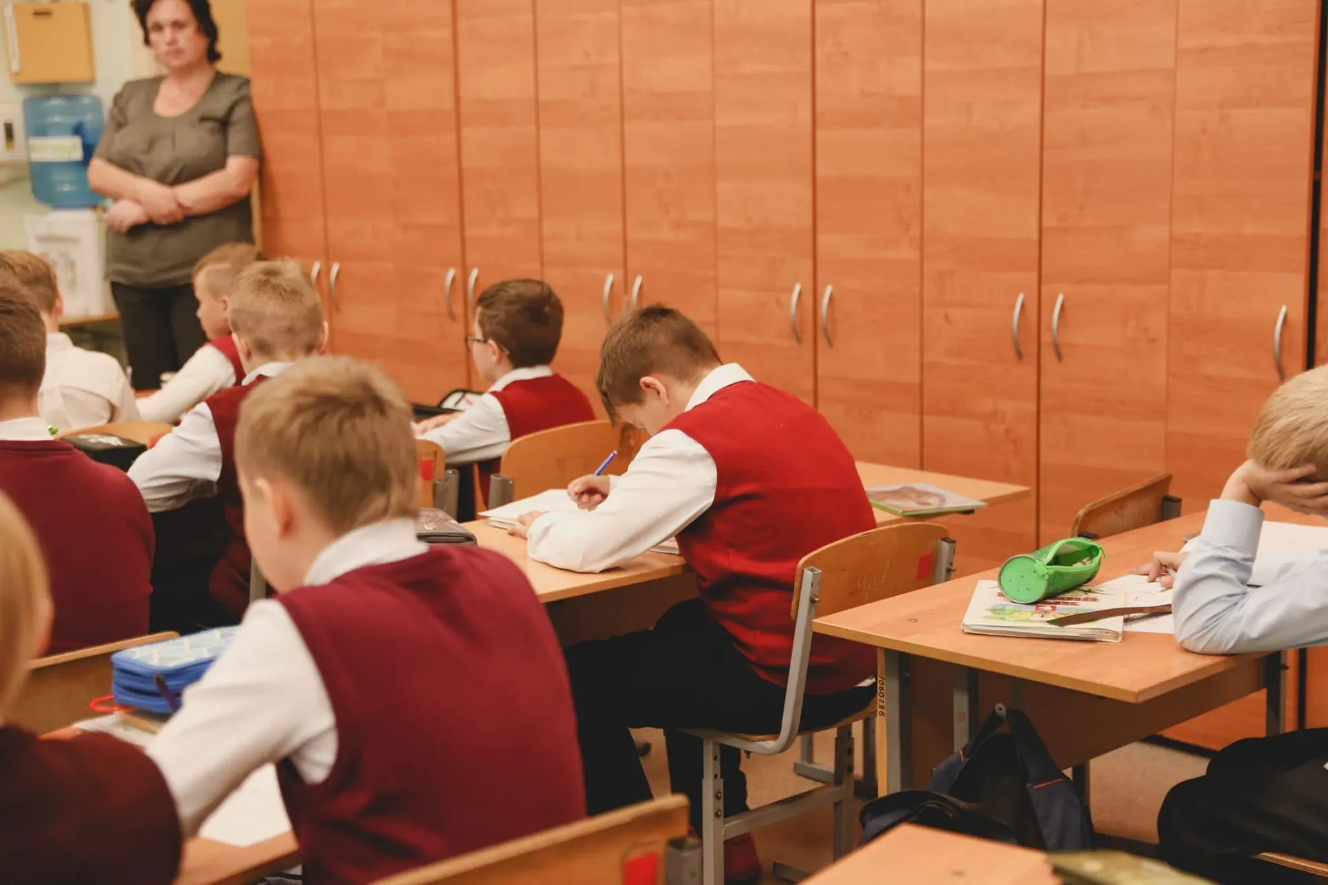 В ведомстве прокомментировали слухи об отмене единого госэкзамена по обществознанию и сообщили, что предмет в школьной программе планируют изучать всего три года.