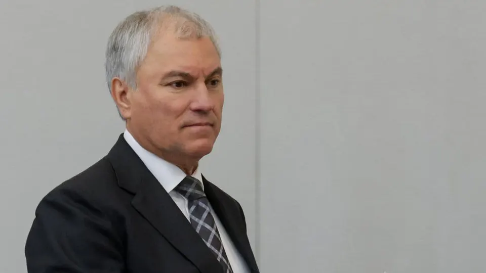 На фоне острого дефицита топлива в стране депутат заявил о необходимости масштабного развития городского электротранспорта. Между тем в регионах действуют ограничения на заправку, а производство бензина сократилось.