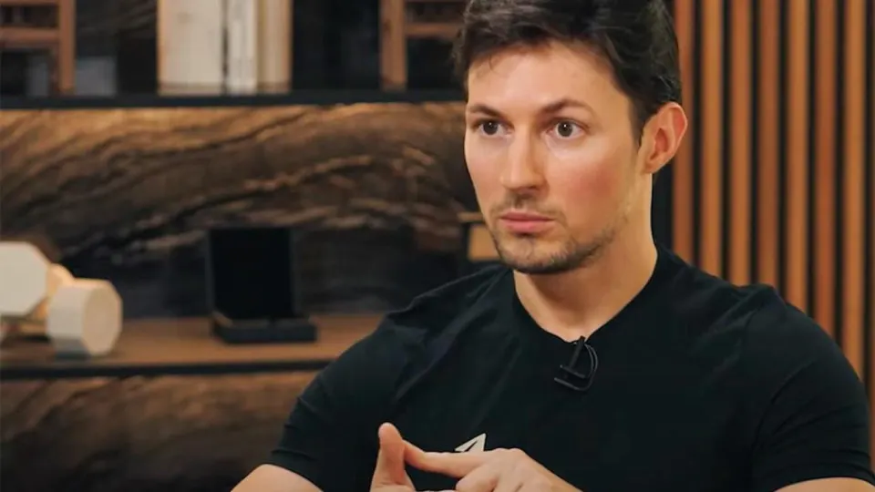 Основатель Telegram Павел Дуров заявил, что российские власти внесли его в перечень «террористов» после отказа сотрудничать в вопросах массовой слежки и цензуры. Ему предъявлены обвинения по делу ФСБ, Росфинмониторинг заморозил возможные средства, Дуров объявлен в международный розыск, в России ему грозит пожизненное заключение.