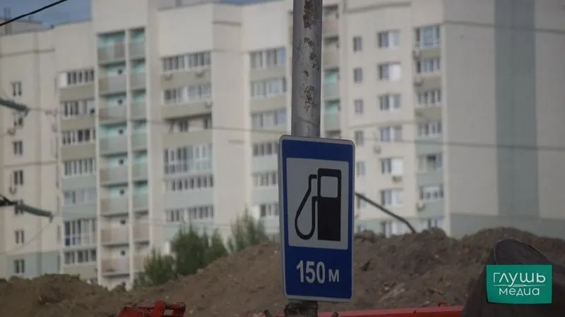 Постановлением продлено право ряда НПЗ до конца года выпускать бензин класса К5 с ограничениями по содержанию серы и других компонентов; такое топливо не маркируется единым знаком обращения на рынке ЕАЭС и не предназначено для обращения в других государствах.