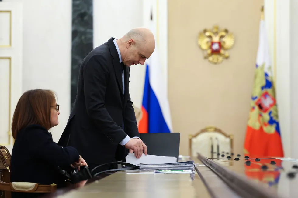 Госдума дала Минфину право оперативно увеличивать расходы и наращивать госдолг сверх прежних лимитов. Это ослабляет бюджетную дисциплину, подрывает предсказуемость для бизнеса и усиливает риски роста ставок, инфляции и долговой нагрузки.