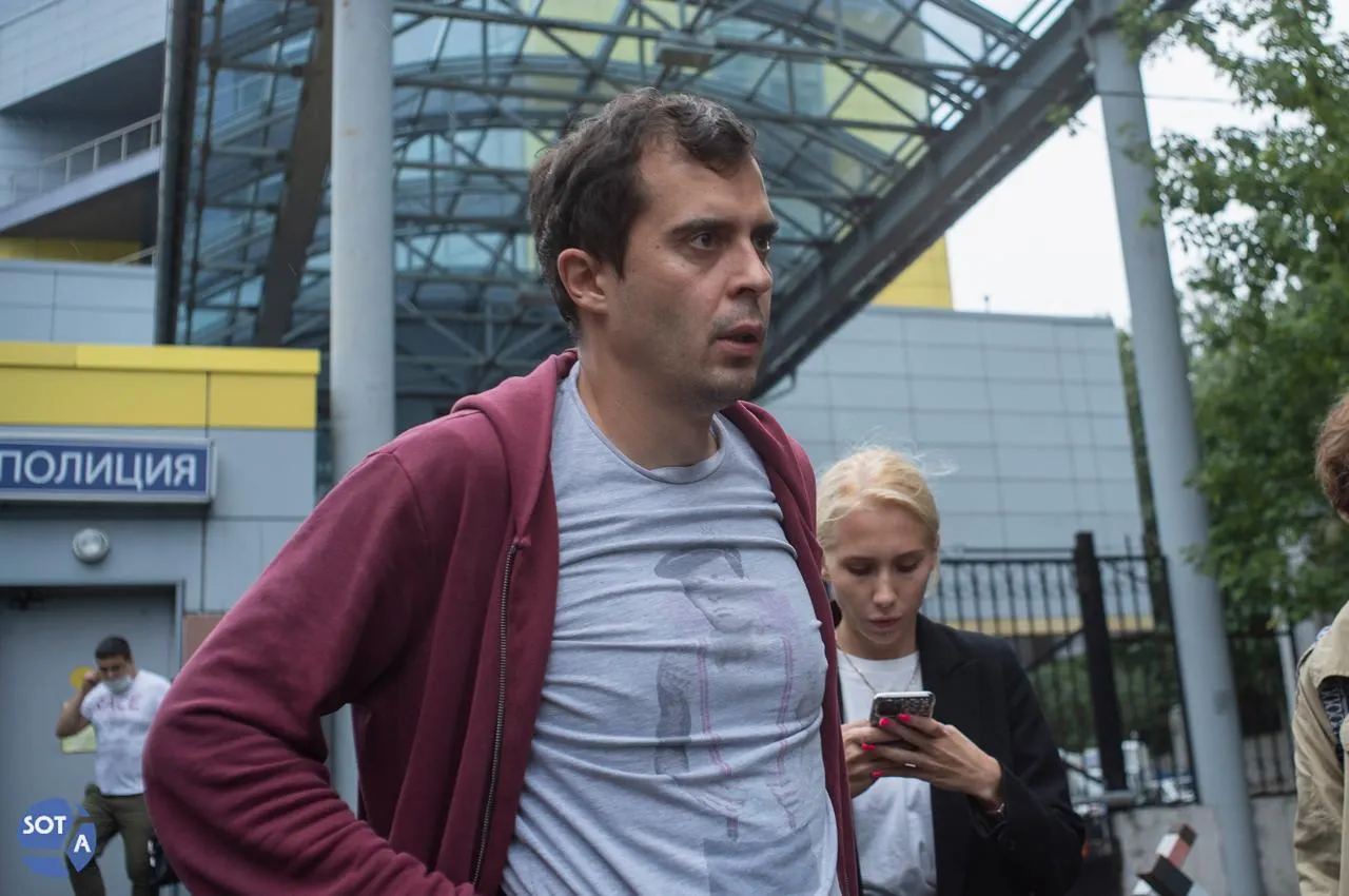 МВД внесло в розыск шеф‑редактора The Insider Романа Доброхотова. Ранее суд заочно арестовал журналиста по делу о пересечении границы, а Минюст причислил его и издание к «иностранным агентам».